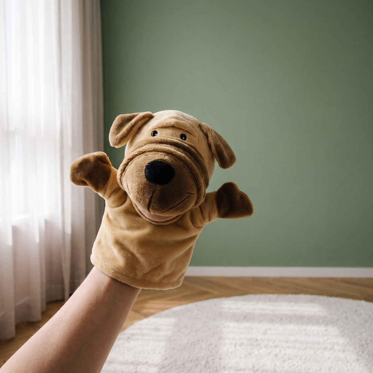 Marionnette à main chien jaune animée dans une chambre d’enfant