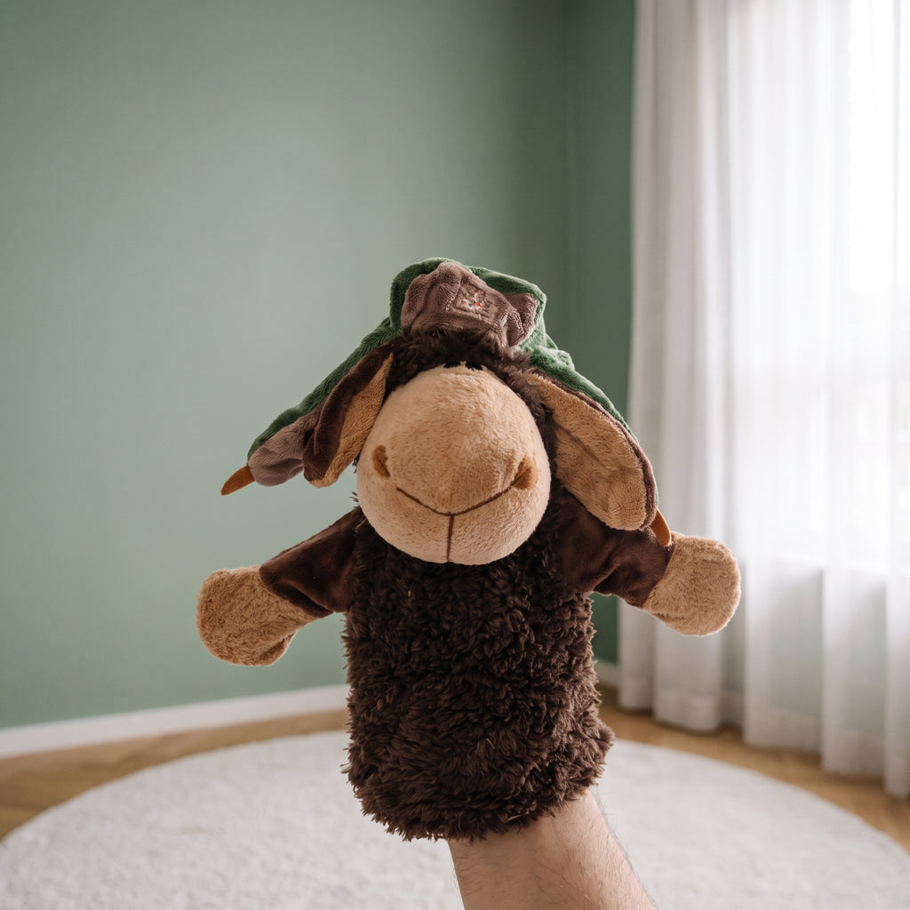Marionnette à main mouton animée dans une chambre d’enfant