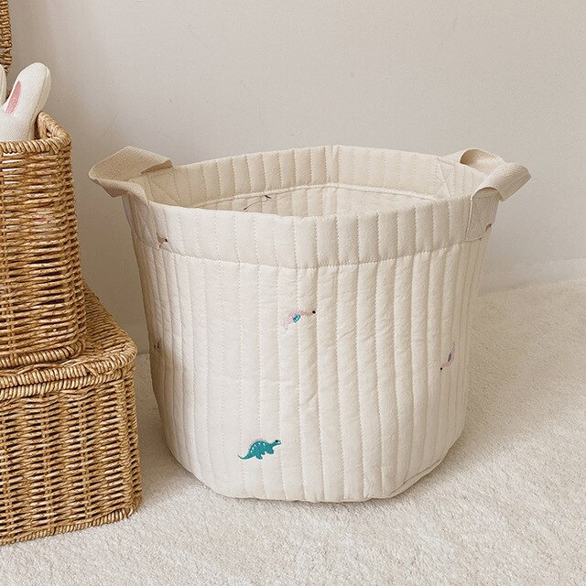 Panière à couches en coton brodé, format M, motif petits dinosaures verts, vue produit