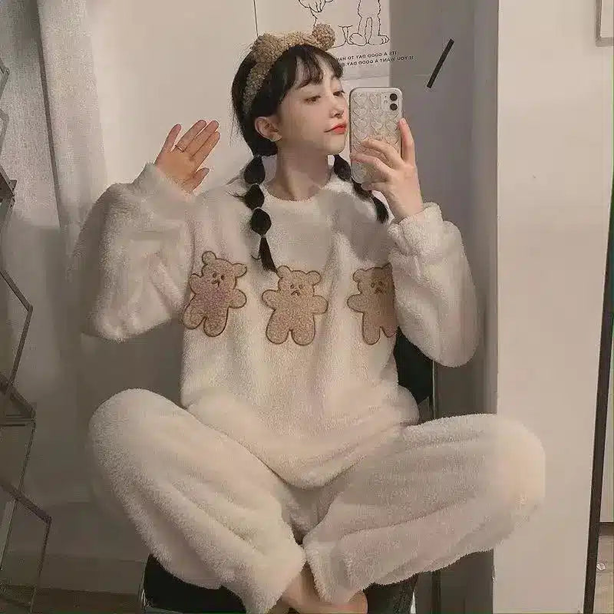Femme en pyjama gris clair trois ours dans un intérieur clair