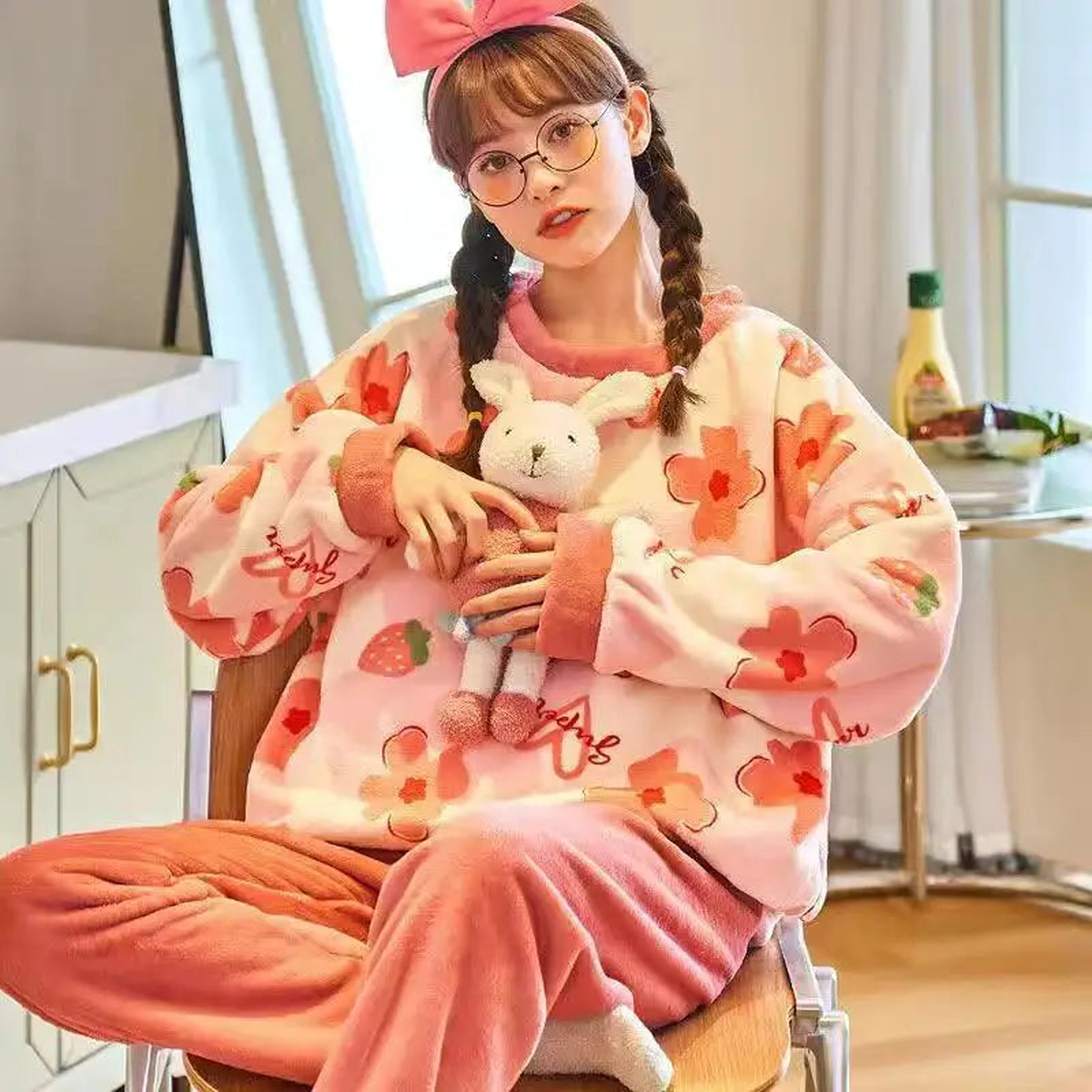 Femme en pyjama rose imprimé dans un intérieur clair