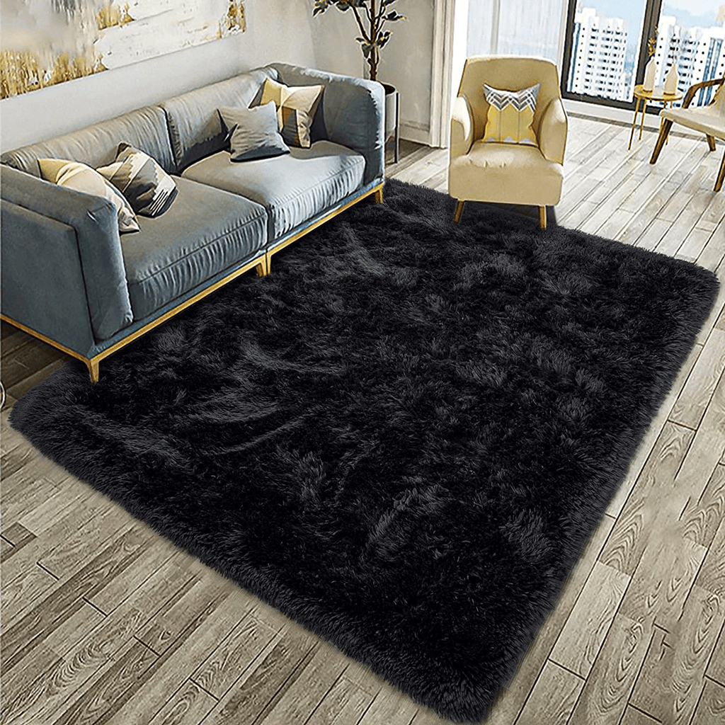 Tapis noir à poils longs déployé dans un salon, canapé et fauteuil autour