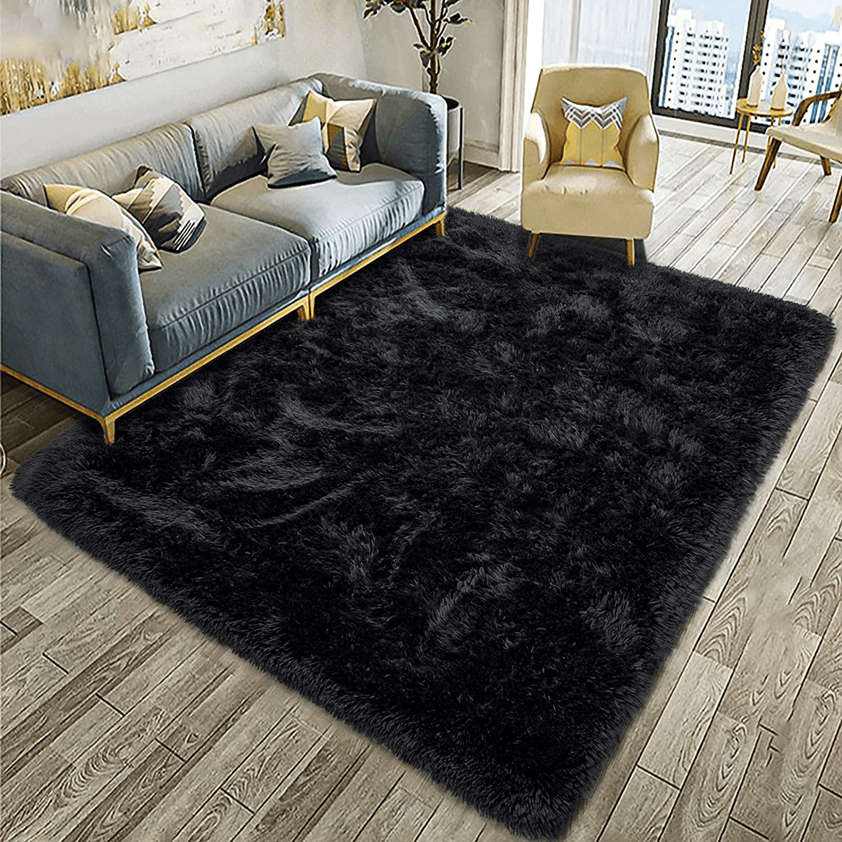 Tapis noir à poils longs déployé dans un salon, canapé et fauteuil autour