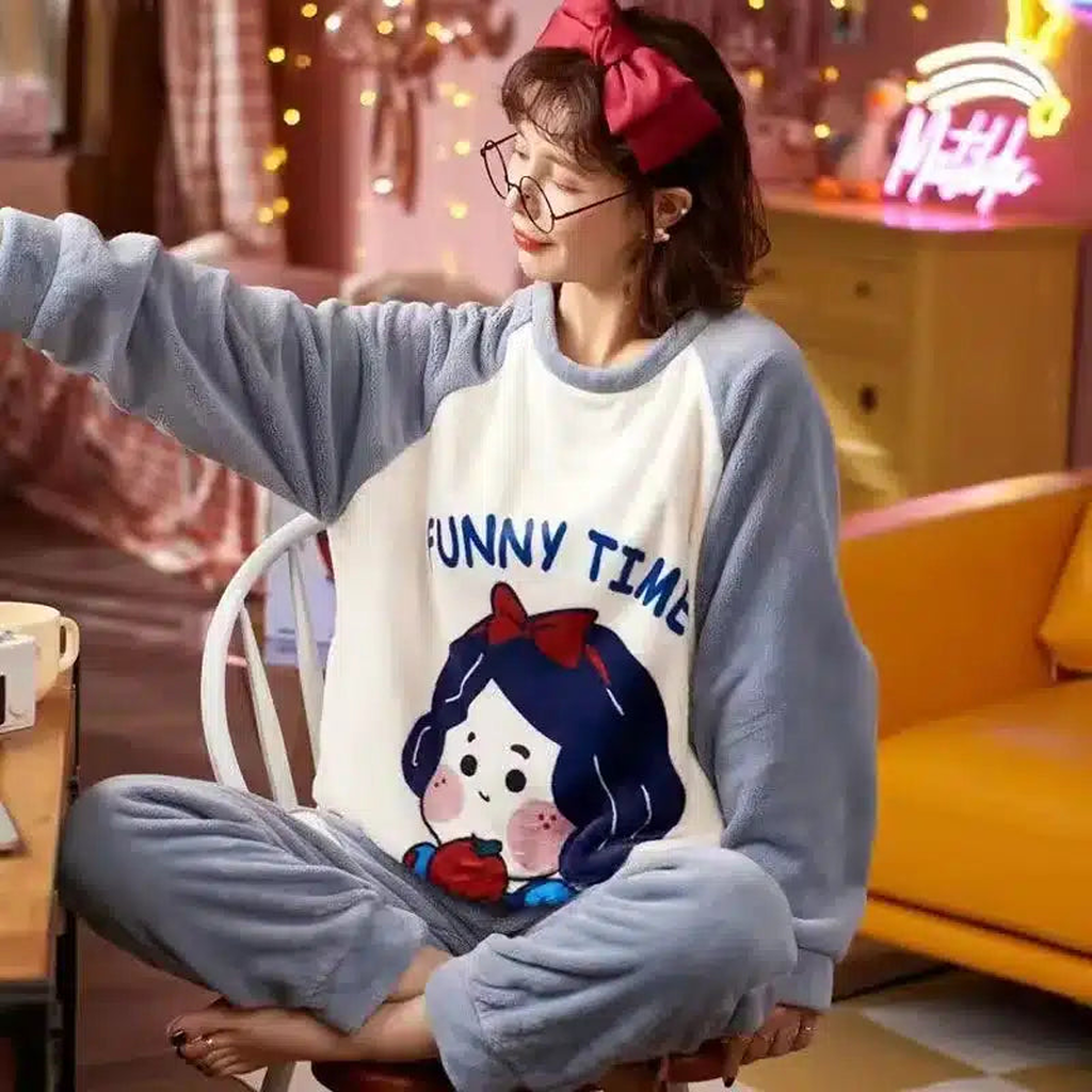 Femme en pyjama gris lapin dans un intérieur clair