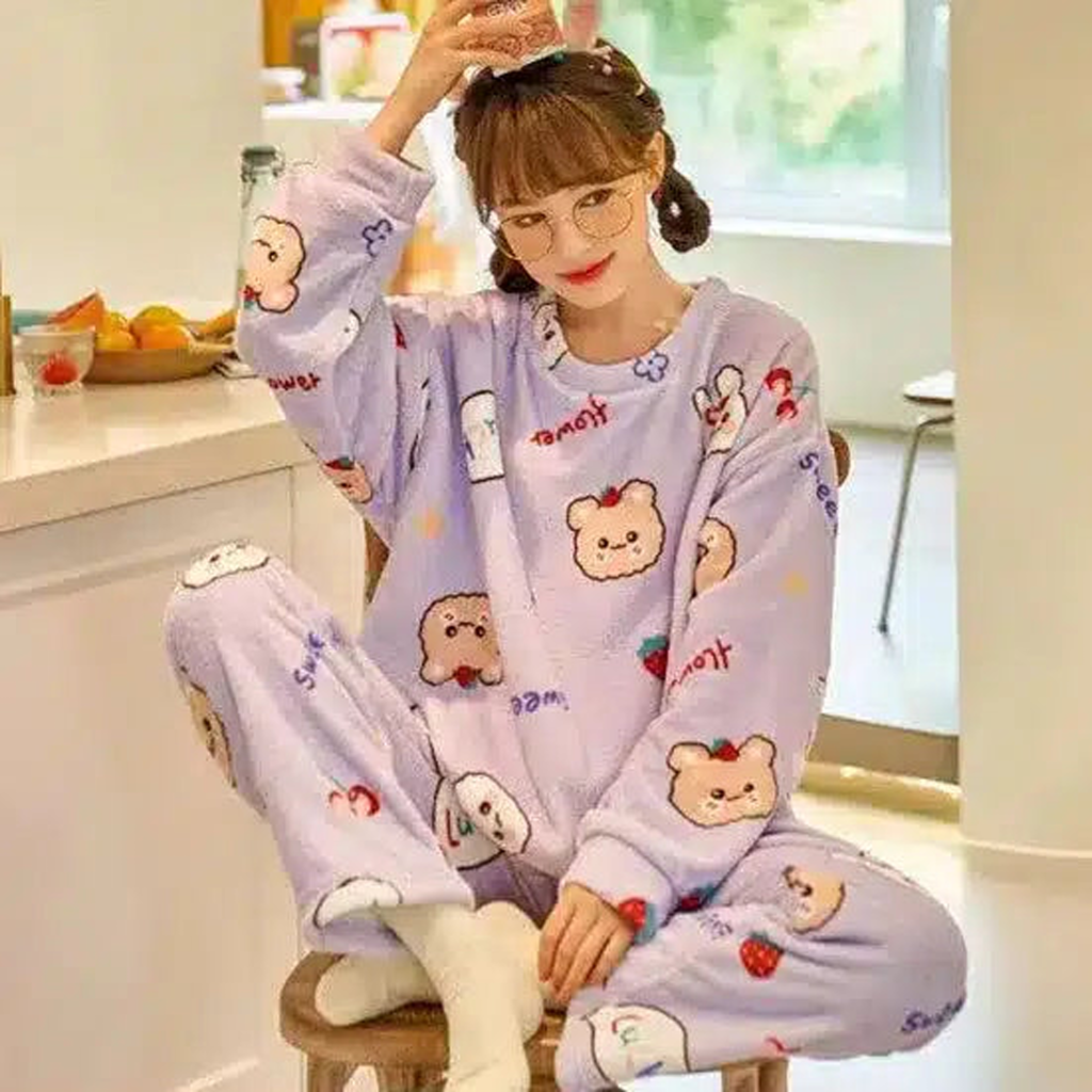 Femme en pyjama mauve animaux dans un intérieur clair