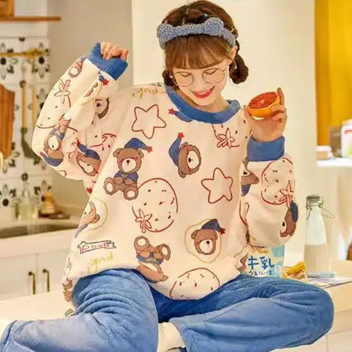 Femme en pyjama crème imprimé pantalon bleu dans un intérieur clair