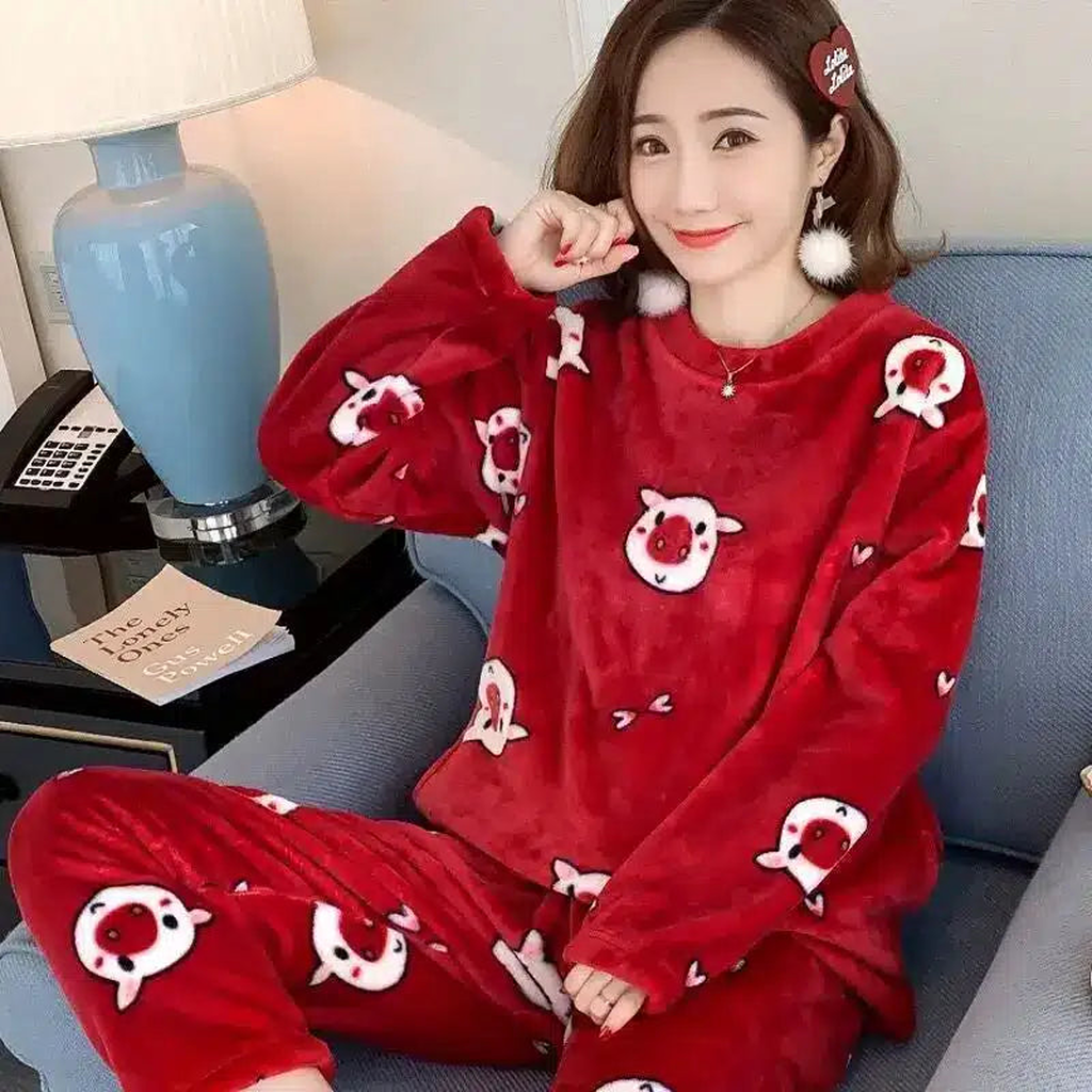 Femme en pyjama rouge imprimé dans un intérieur clair