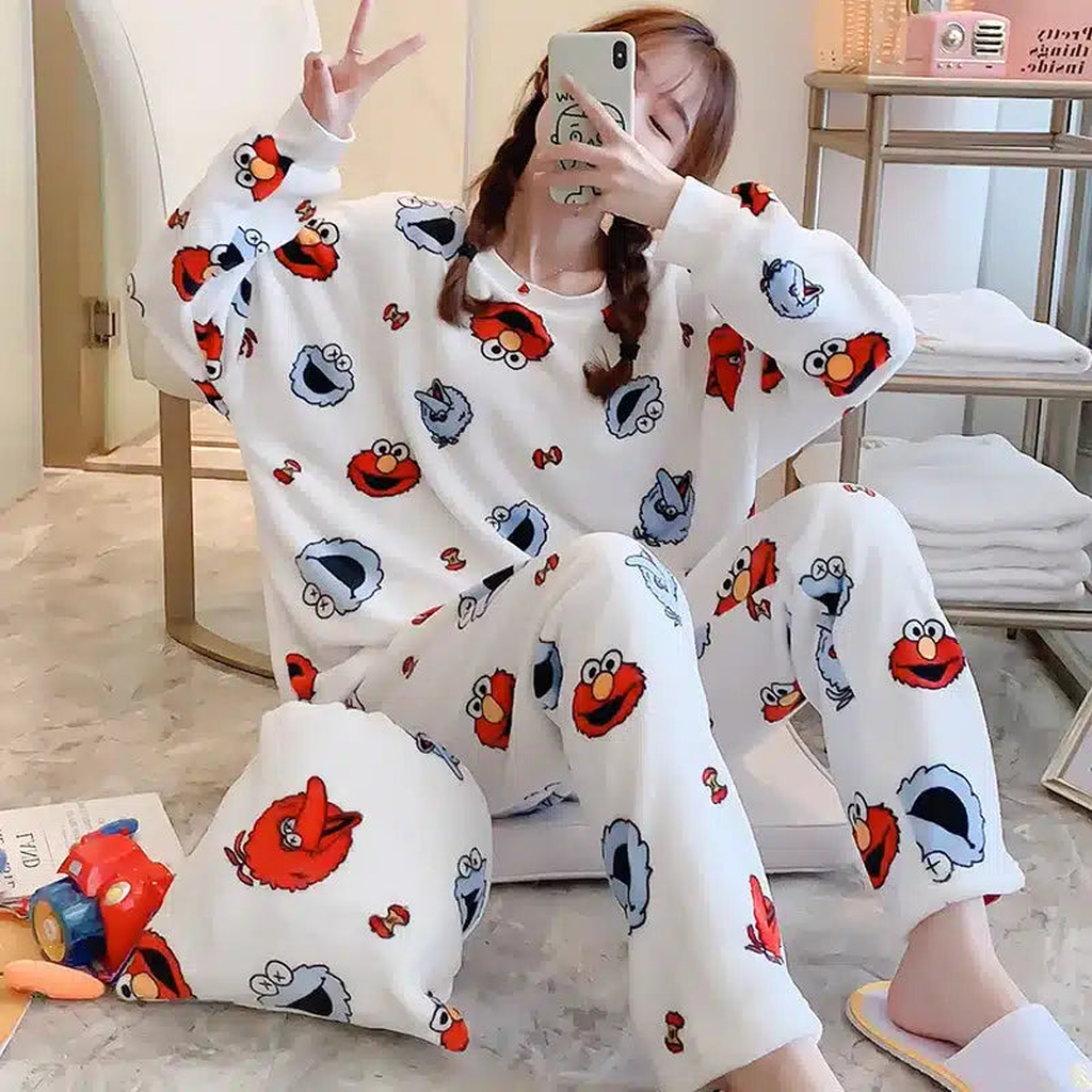 Femme en pyjama écru imprimé multicolore dans un intérieur clair