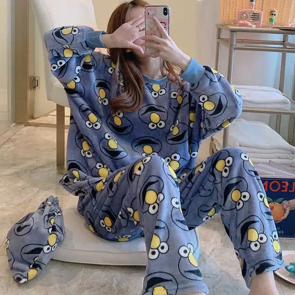 Femme en pyjama bleu gris lunes dans un intérieur clair