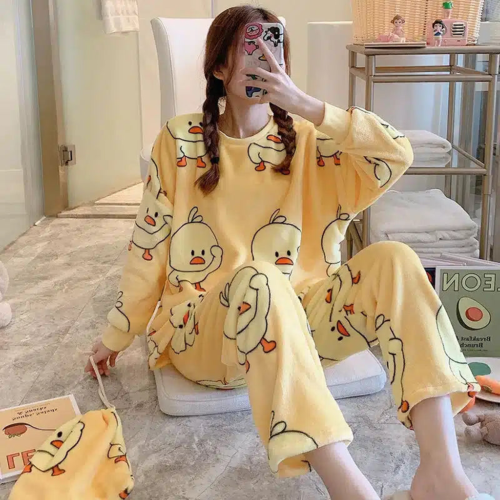 Femme en pyjama jaune animaux dans un intérieur clair
