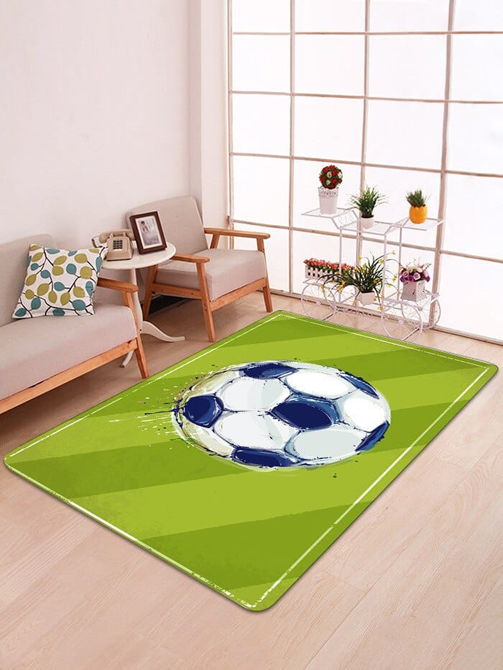 Tapis terrain de football, gros ballon bleu et blanc