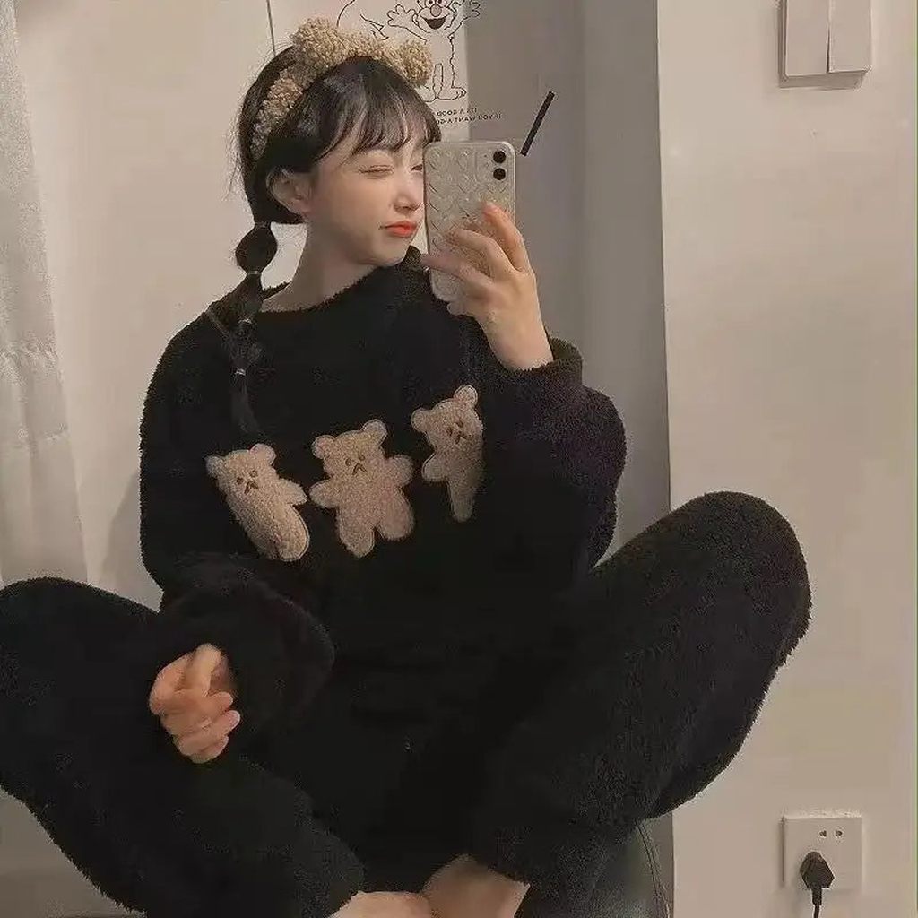 Femme en pyjama noir trois ours dans un intérieur clair