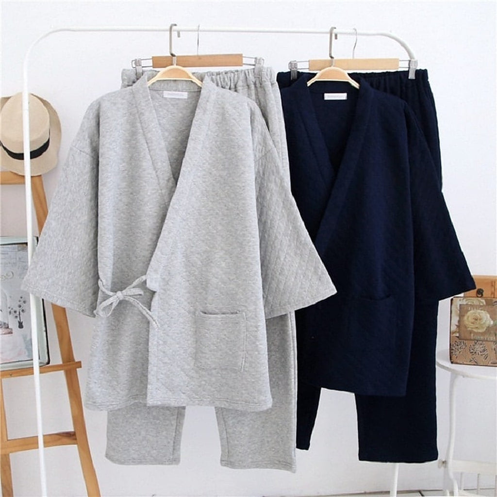 Les deux ensembles kimono, gris clair et bleu marine, suspendus
