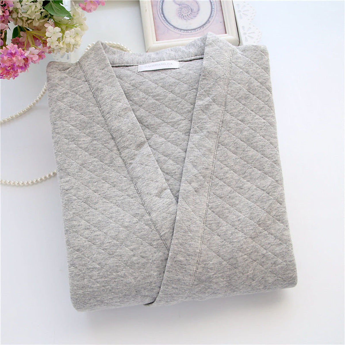 Veste kimono homme gris clair pliee, col croise visible