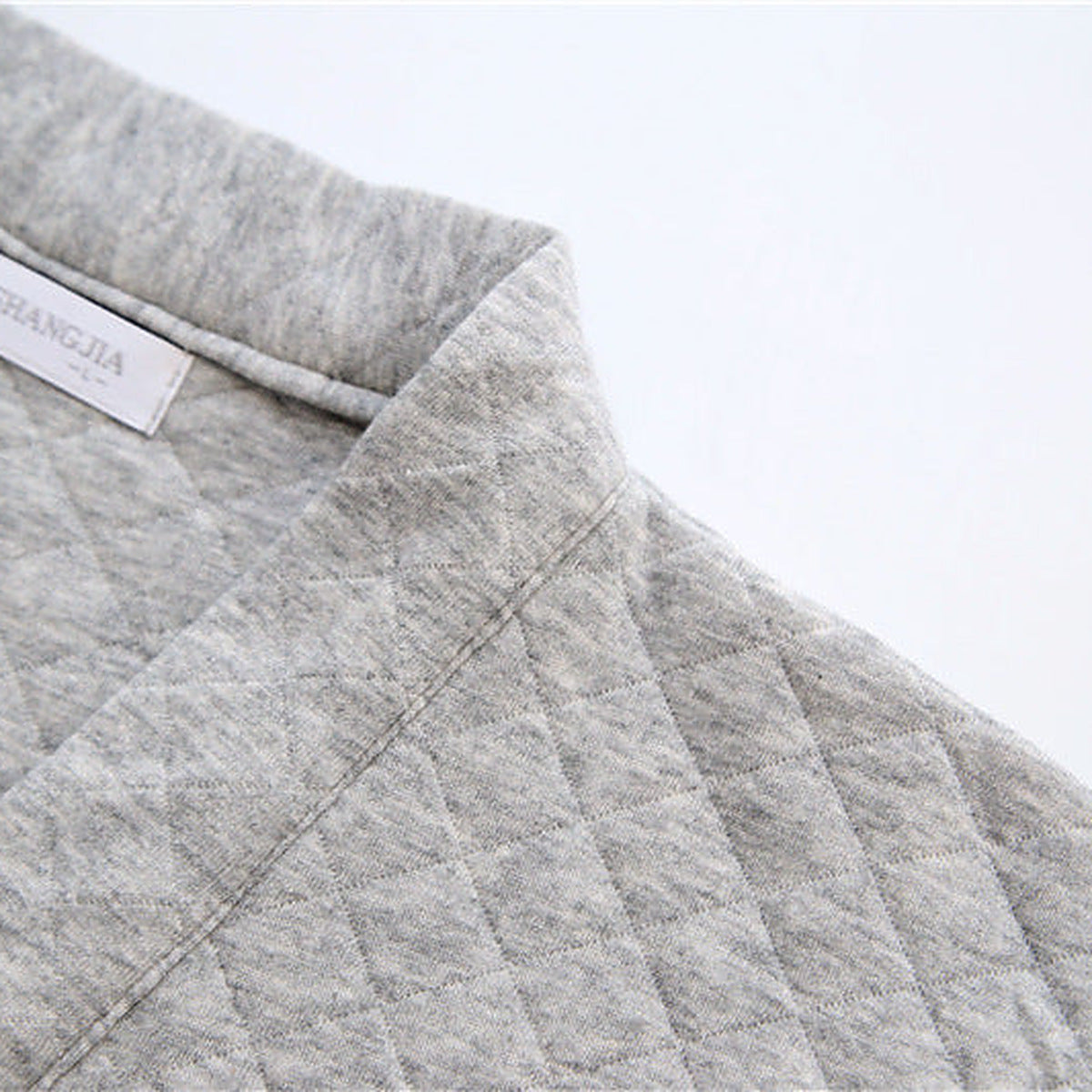 Detail de l epaule et du col croise du kimono gris clair