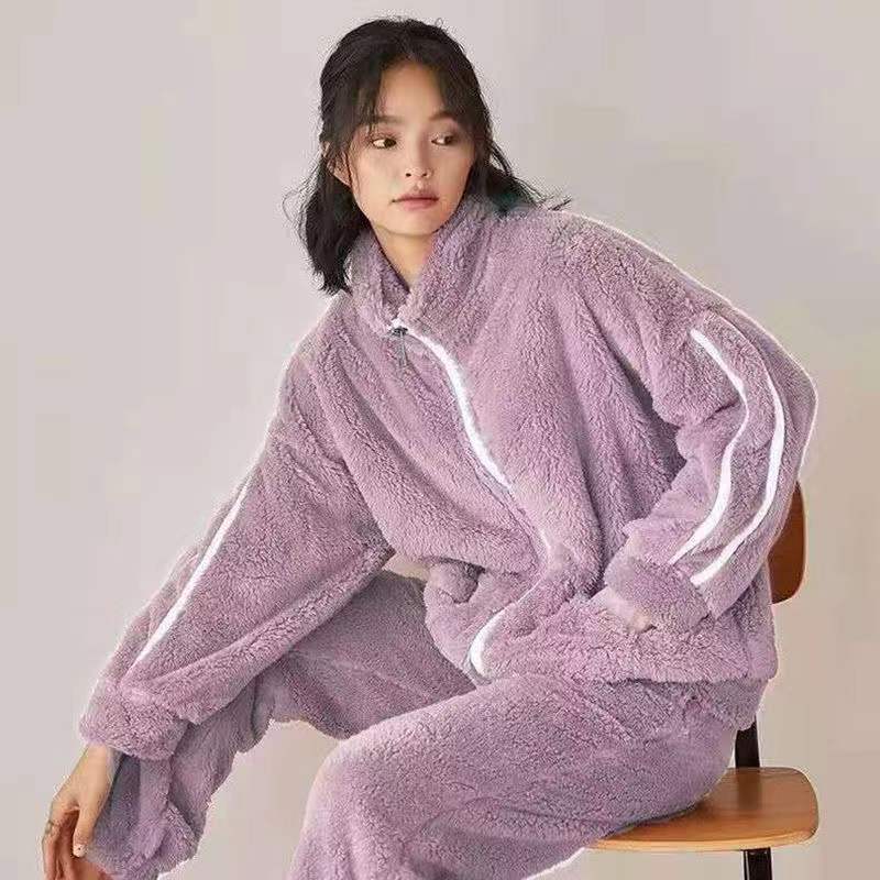 Photo d'une femme asiatique, assise, portant un ensemble sportswear en pilou pilou violet