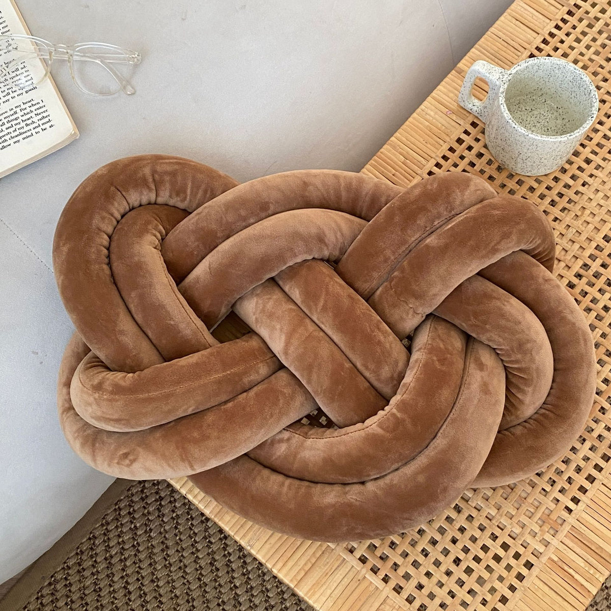 Coussin nœud en velours beige