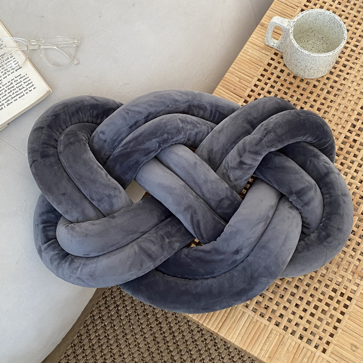 Coussin nœud en velours gris foncé