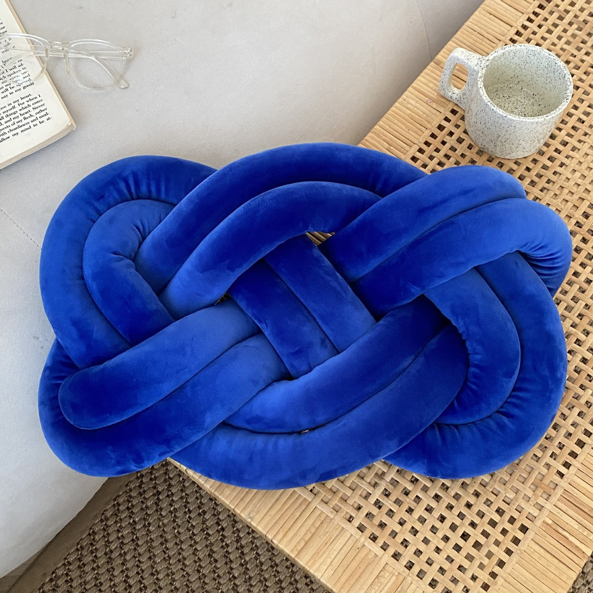 Coussin nœud en velours bleu