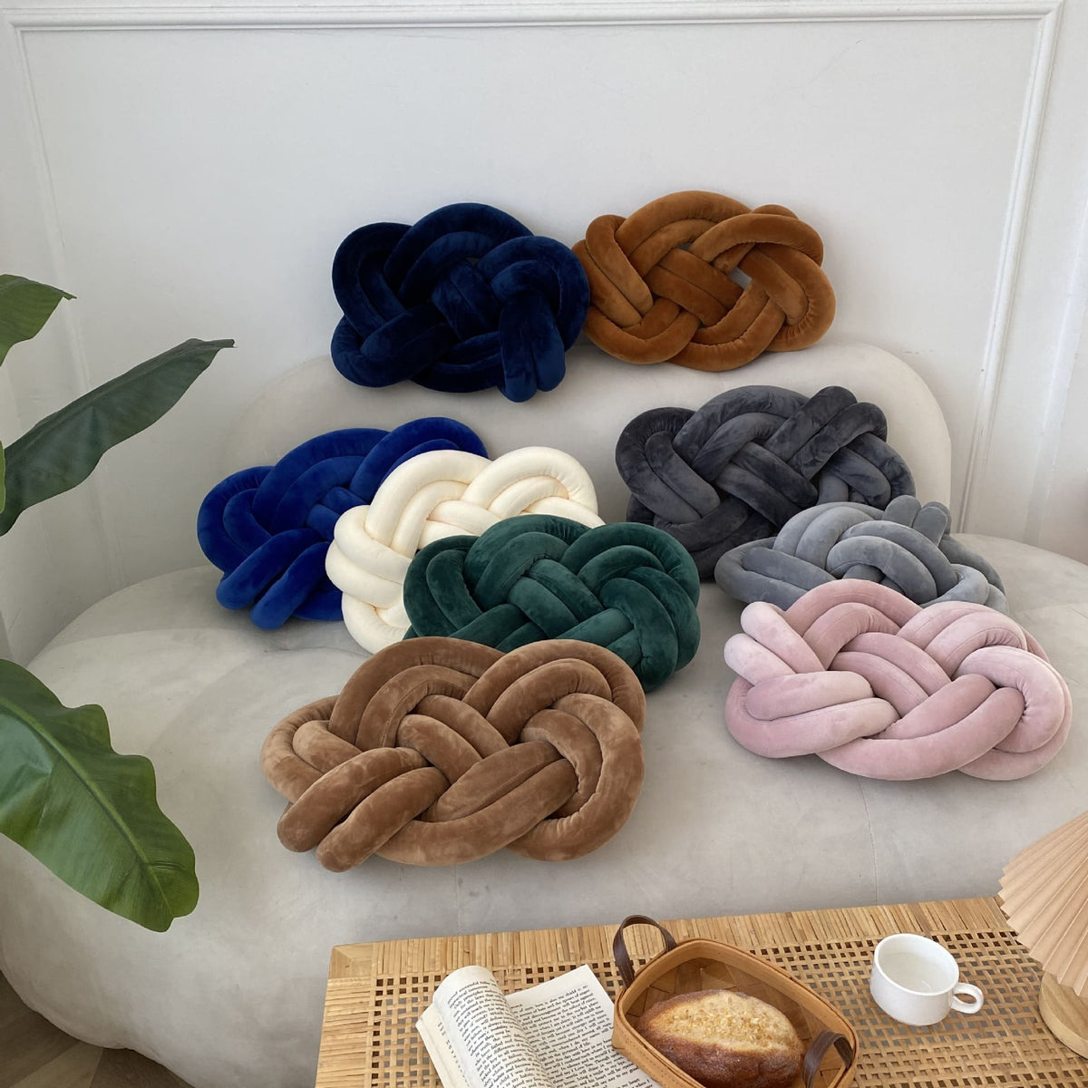 Coussin nœud en velours, assortiment de coloris dans le salon