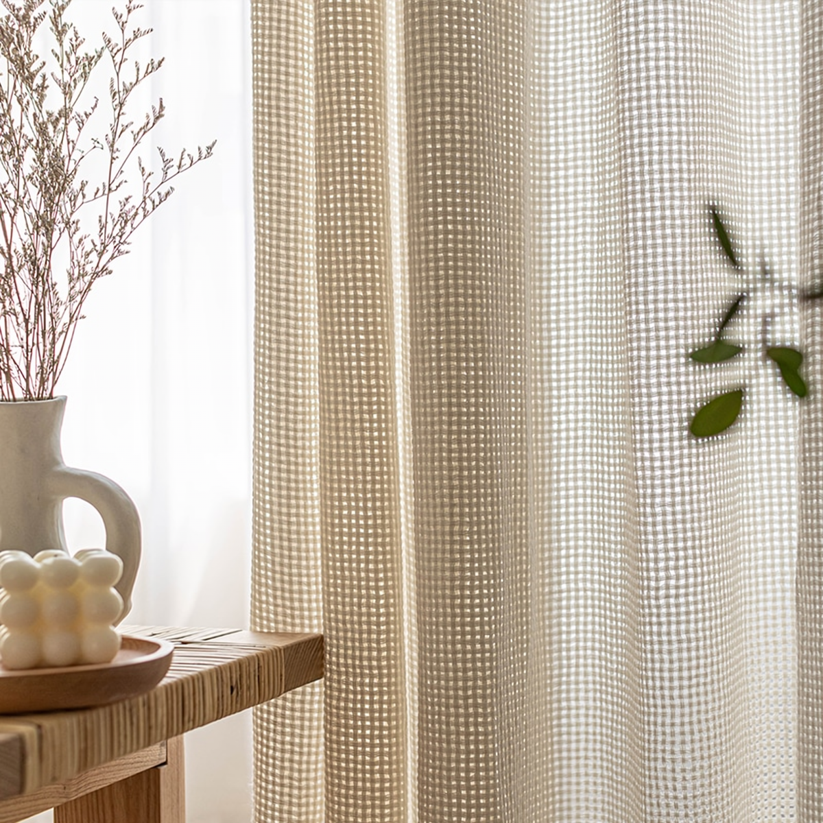 Rideau léger beige diffusant la lumière du jour dans le salon