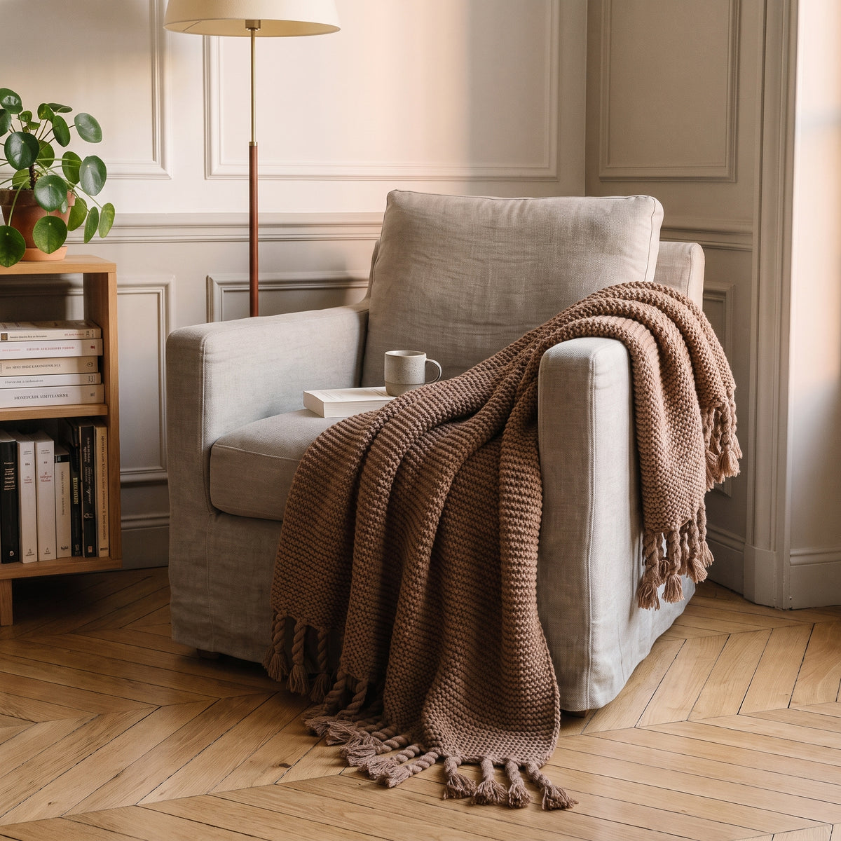 Plaid tricoté à franges, coloris Marron, dans un intérieur