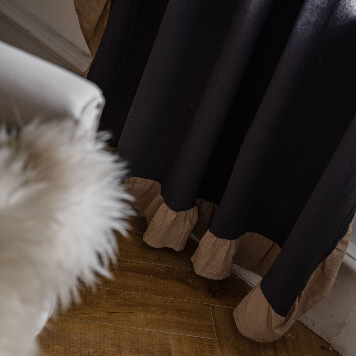 Rideau semi occultant en coton et lin gris et volant beige