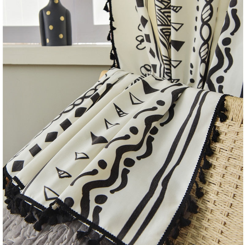 Rideau blanc et noir à motifs géométriques