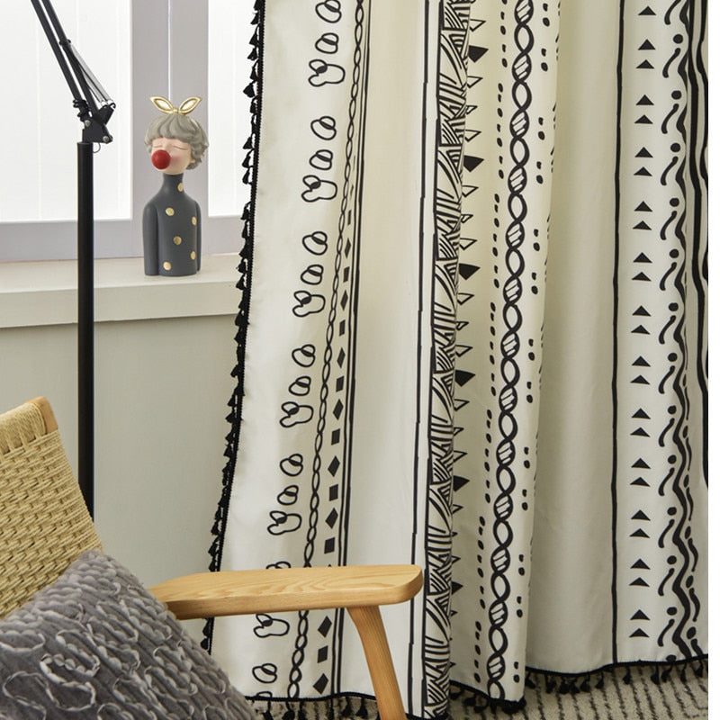 Rideau blanc et noir à motifs géométriques