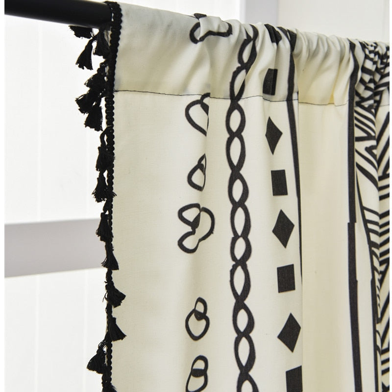 Rideau blanc et noir à motifs géométriques