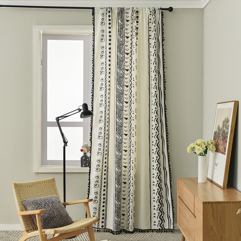 Rideau blanc et noir à motifs géométriques