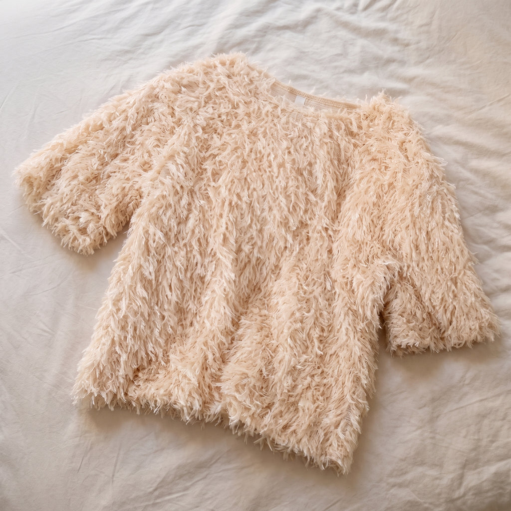 Pull en maille effet plumes, coloris Beige sable, posé à plat