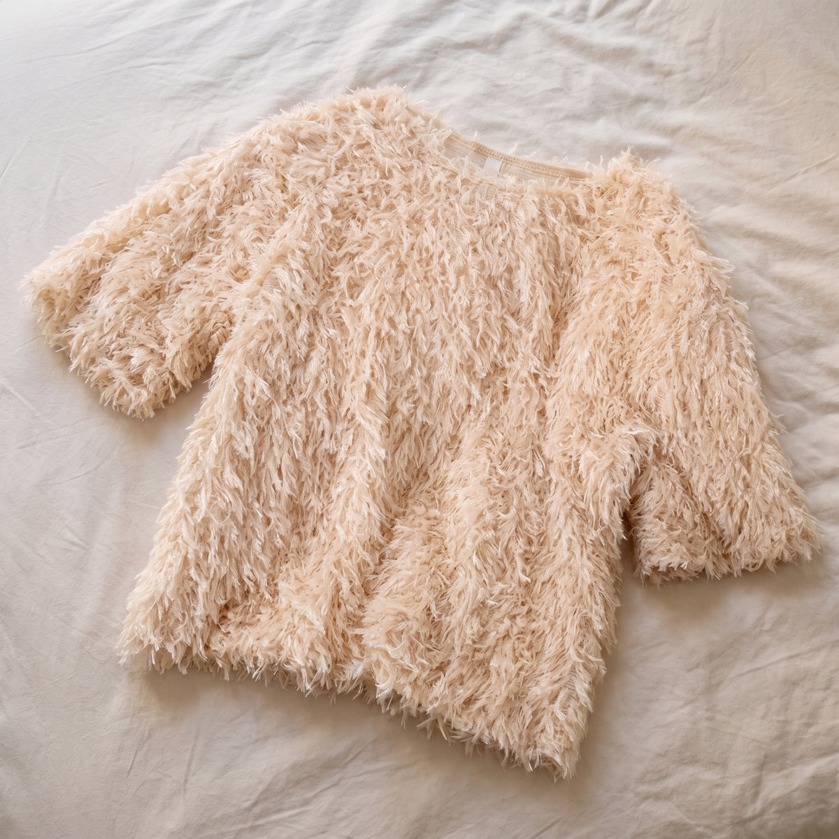 Pull en maille effet plumes, coloris Beige sable, posé à plat
