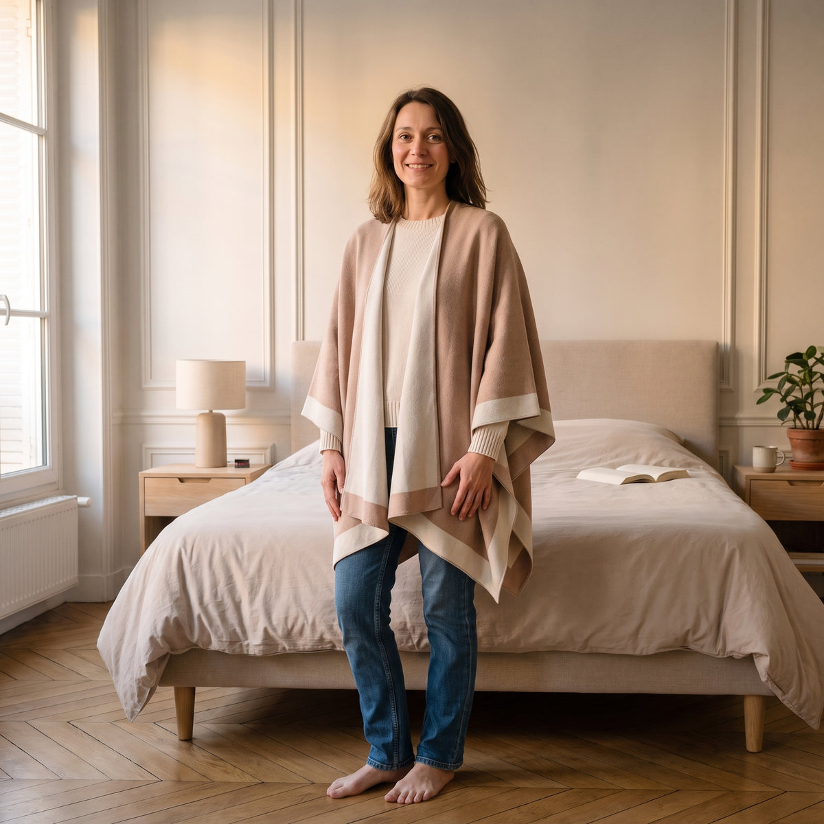 Poncho bicolore réversible, coloris Beige rosé et écru, porté