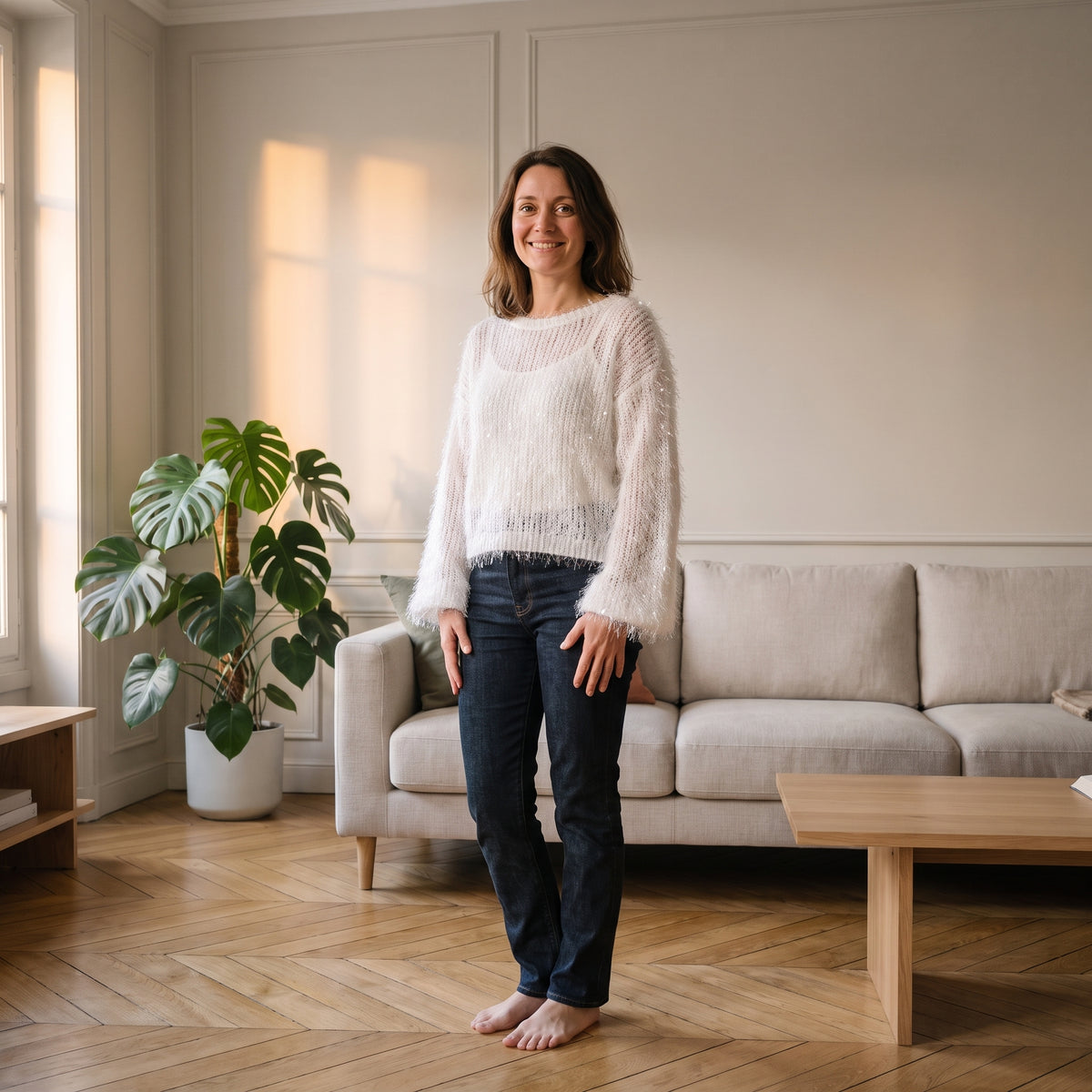 Pull court à longs poils et fil pailleté, coloris Blanc nacré, porté