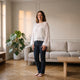 Pull court à longs poils et fil pailleté, coloris Blanc nacré, porté