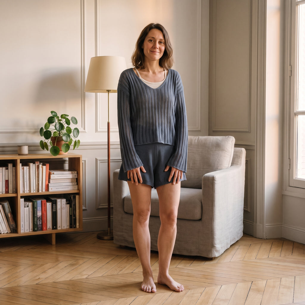 Ensemble short et pull en maille côtelée, coloris Bleu ardoise, porté