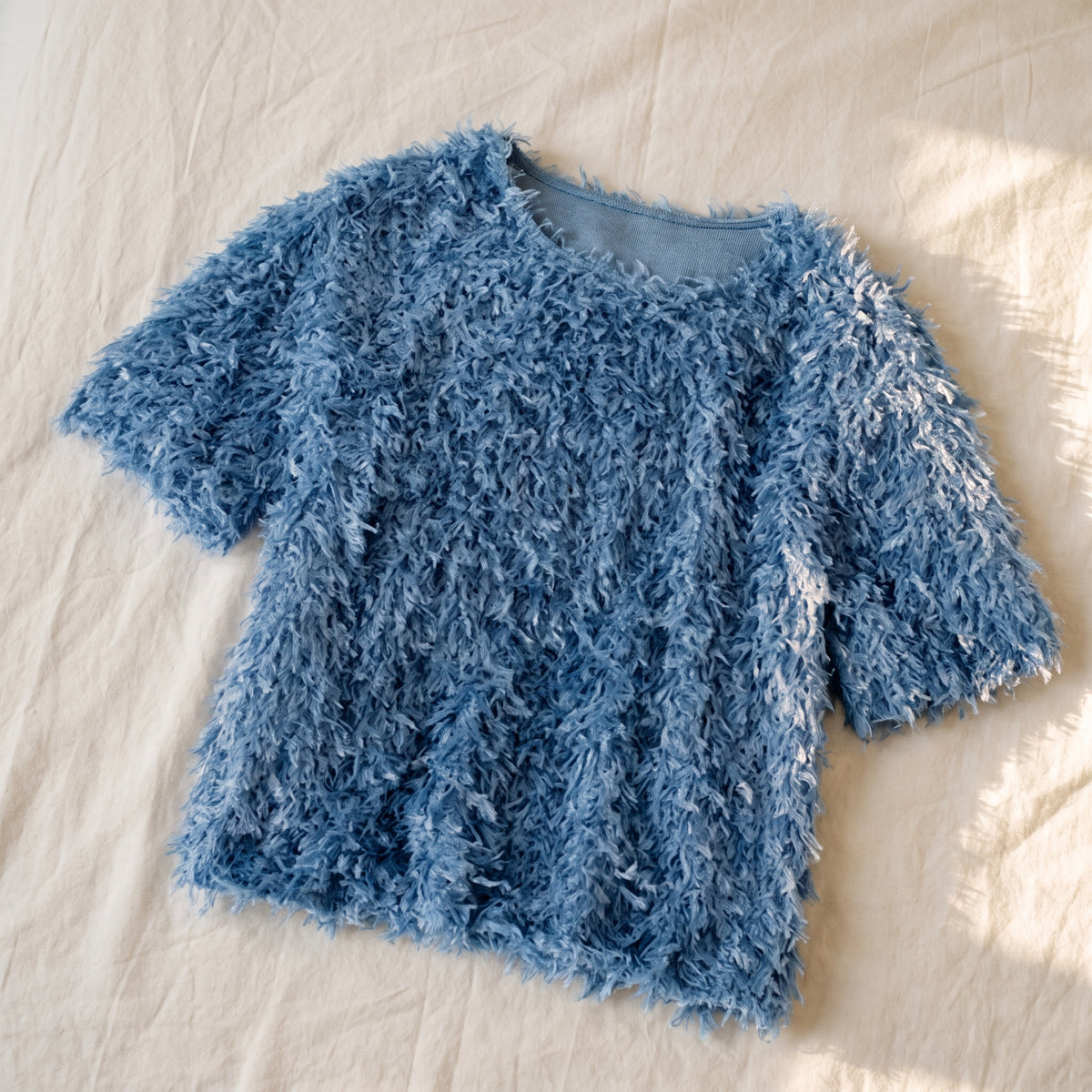 Pull en maille effet plumes, coloris Bleu jean, posé à plat