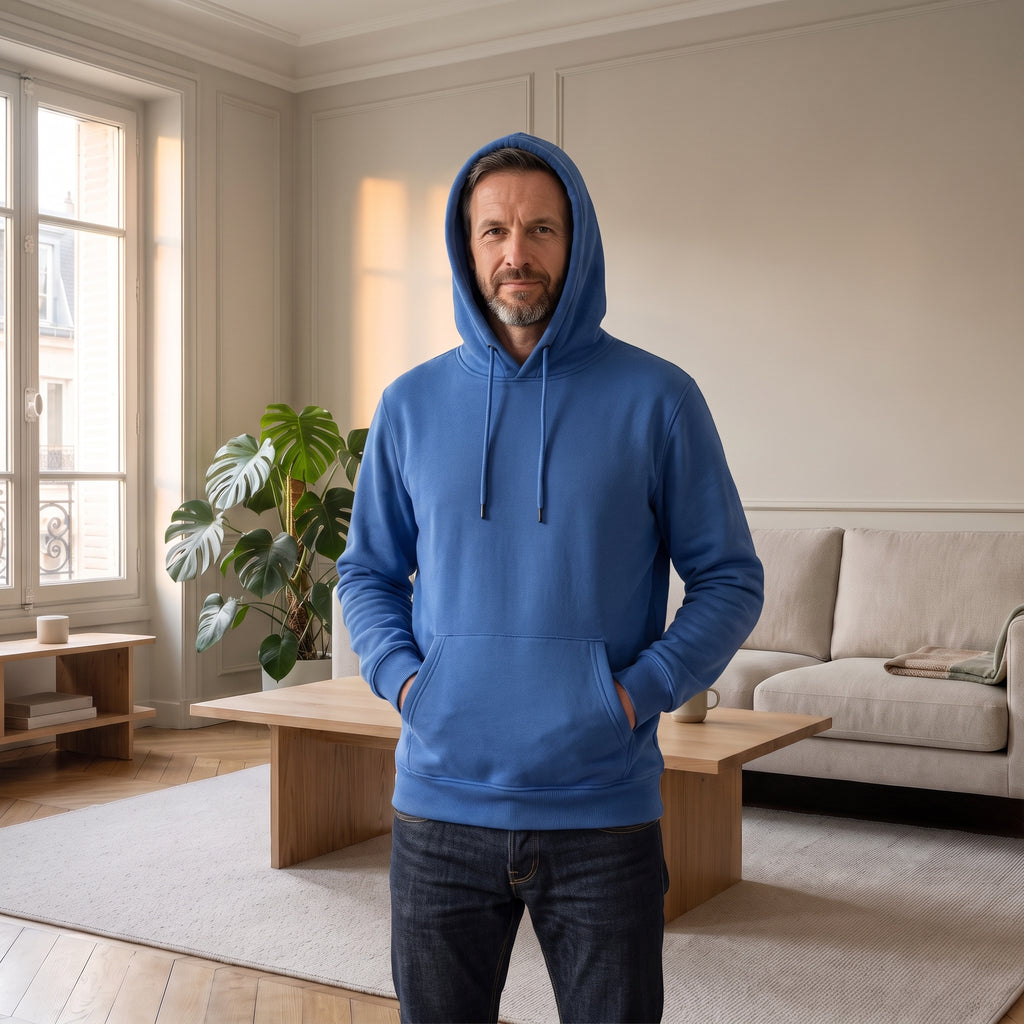 Sweat à capuche bleu porté, capuche relevée