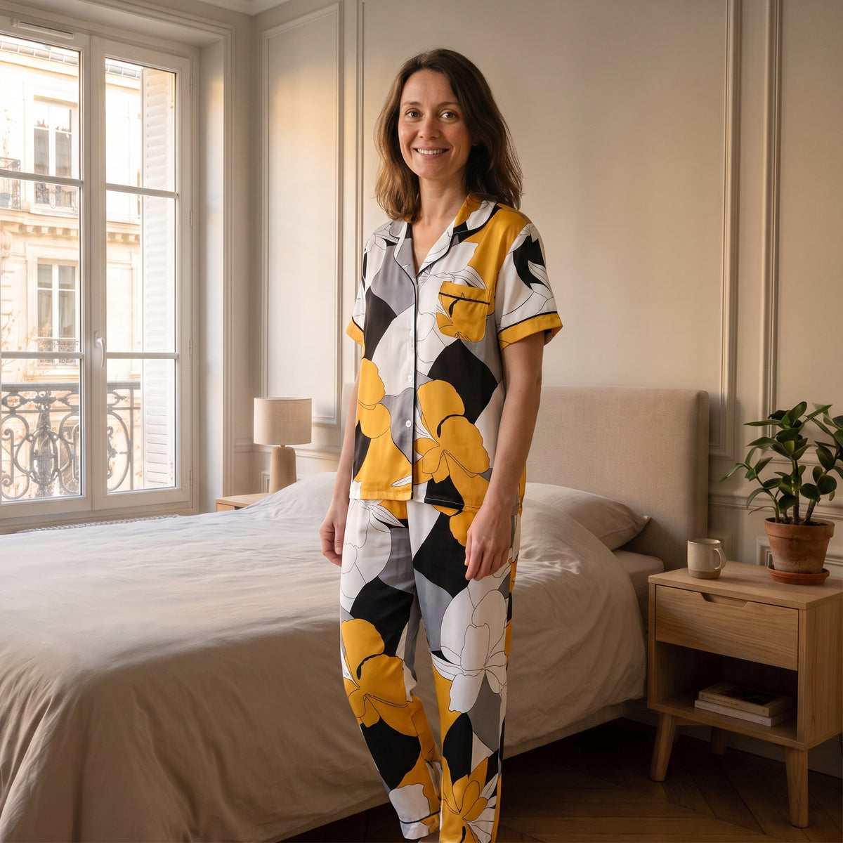 Pyjama trois pièces en viscose à grandes fleurs jaunes, porté debout dans une chambre