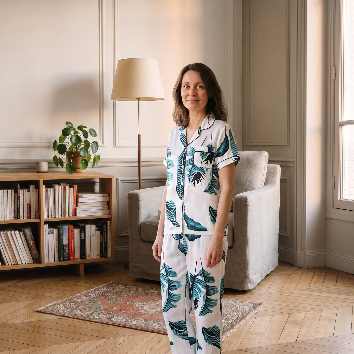 Pyjama trois pièces en viscose à feuillage vert, porté debout dans un coin lecture