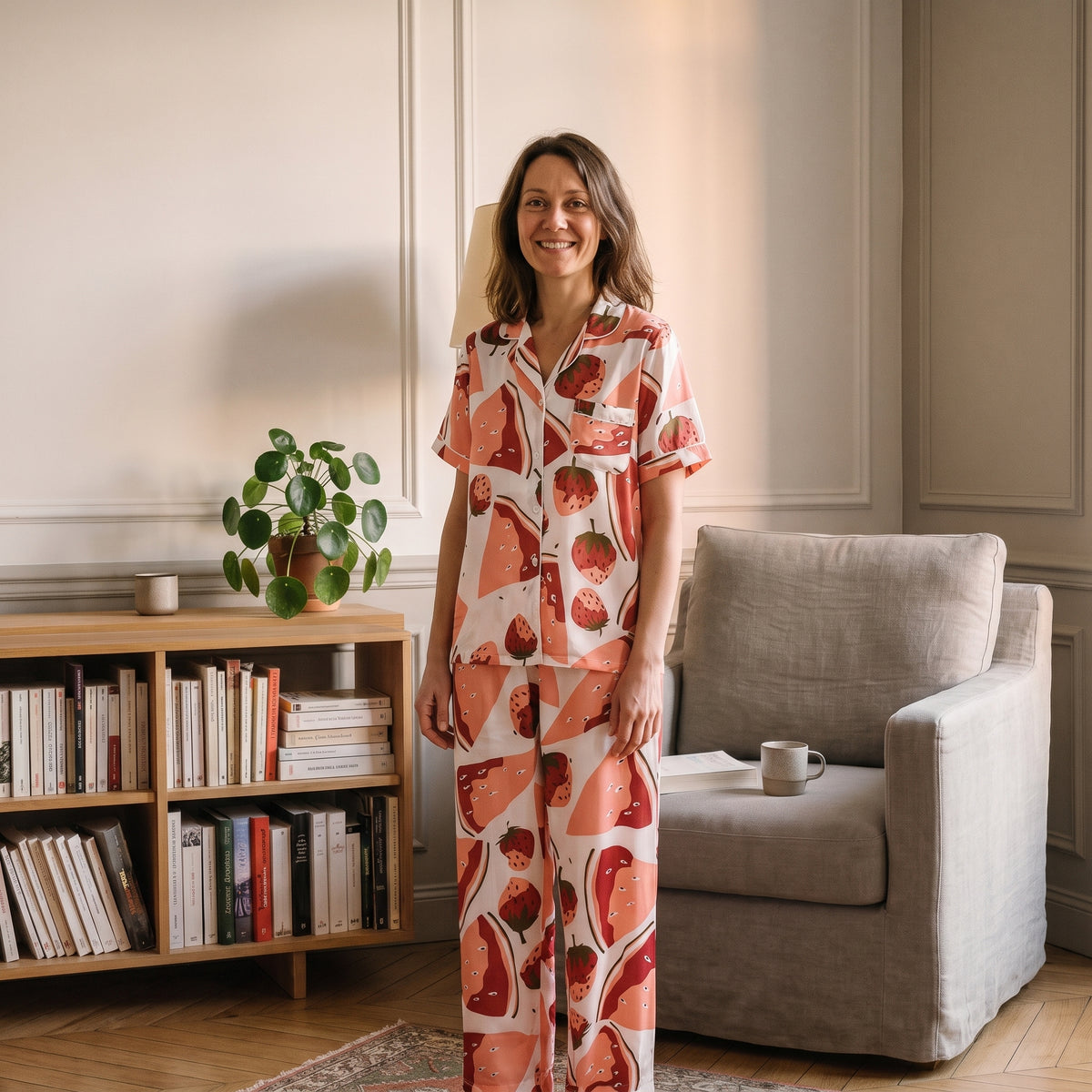 Pyjama trois pièces en viscose à fruits rouges, porté debout dans un coin lecture