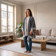 Poncho bicolore réversible, coloris Gris ardoise et gris clair, porté