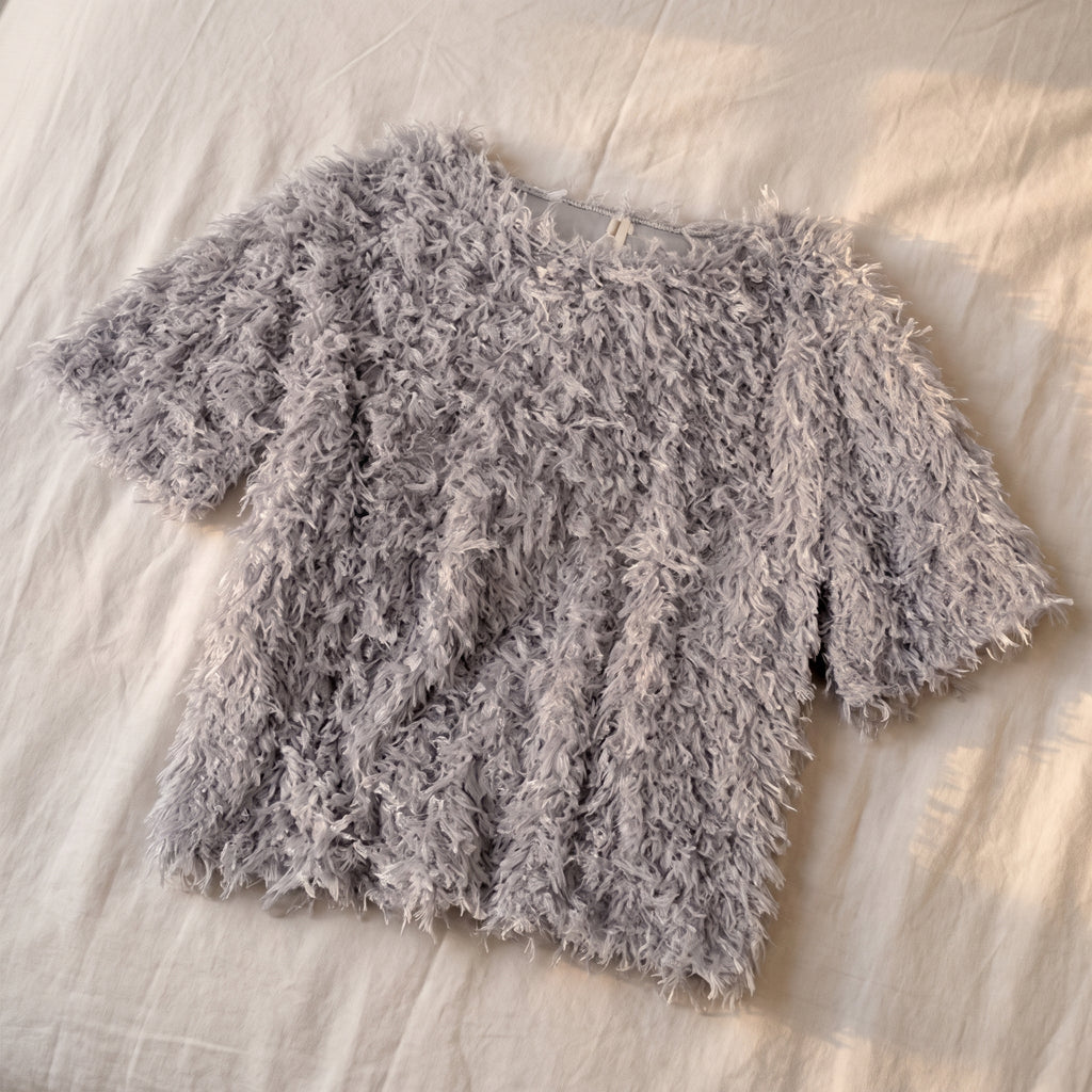 Pull en maille effet plumes, coloris Gris perle, posé à plat