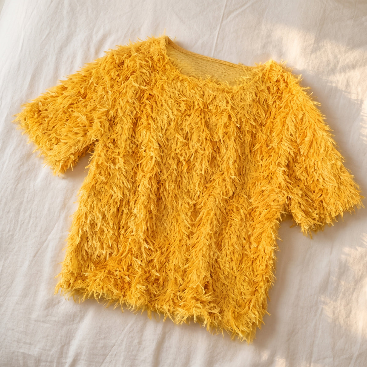 Pull en maille effet plumes, coloris Jaune franc, posé à plat
