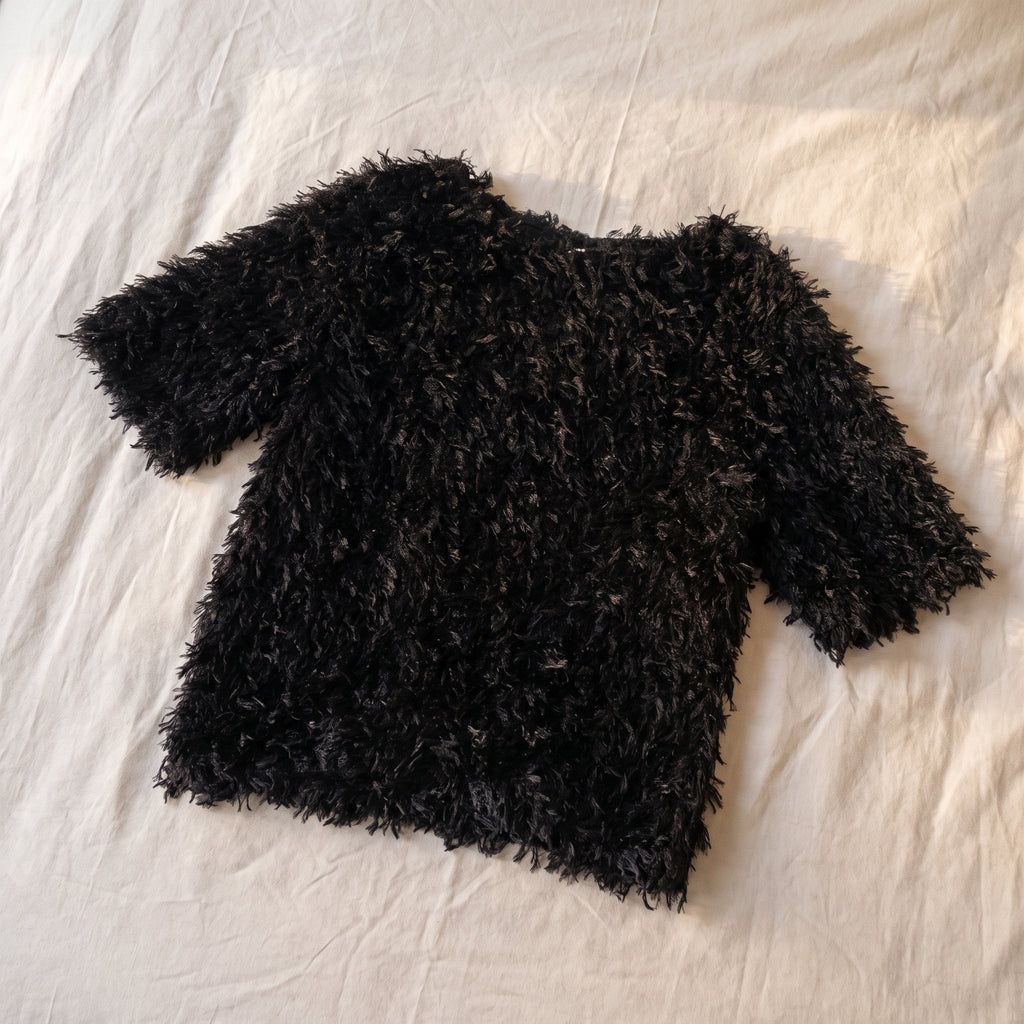 Pull en maille effet plumes, coloris Noir, posé à plat