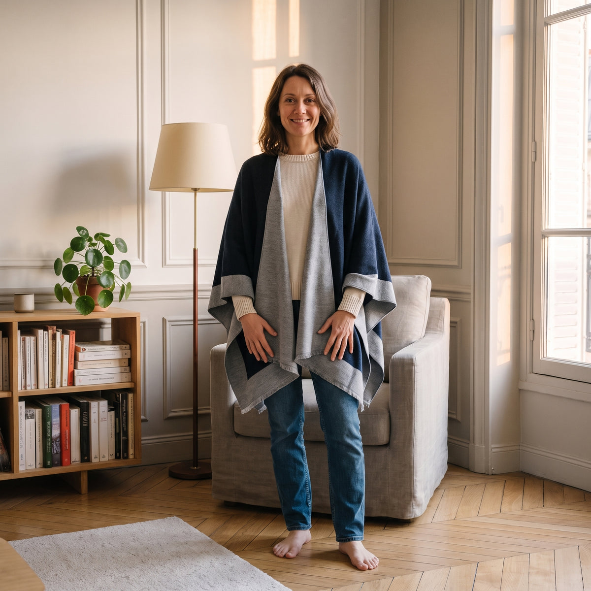 Poncho bicolore réversible, coloris Bleu nuit et gris clair, porté