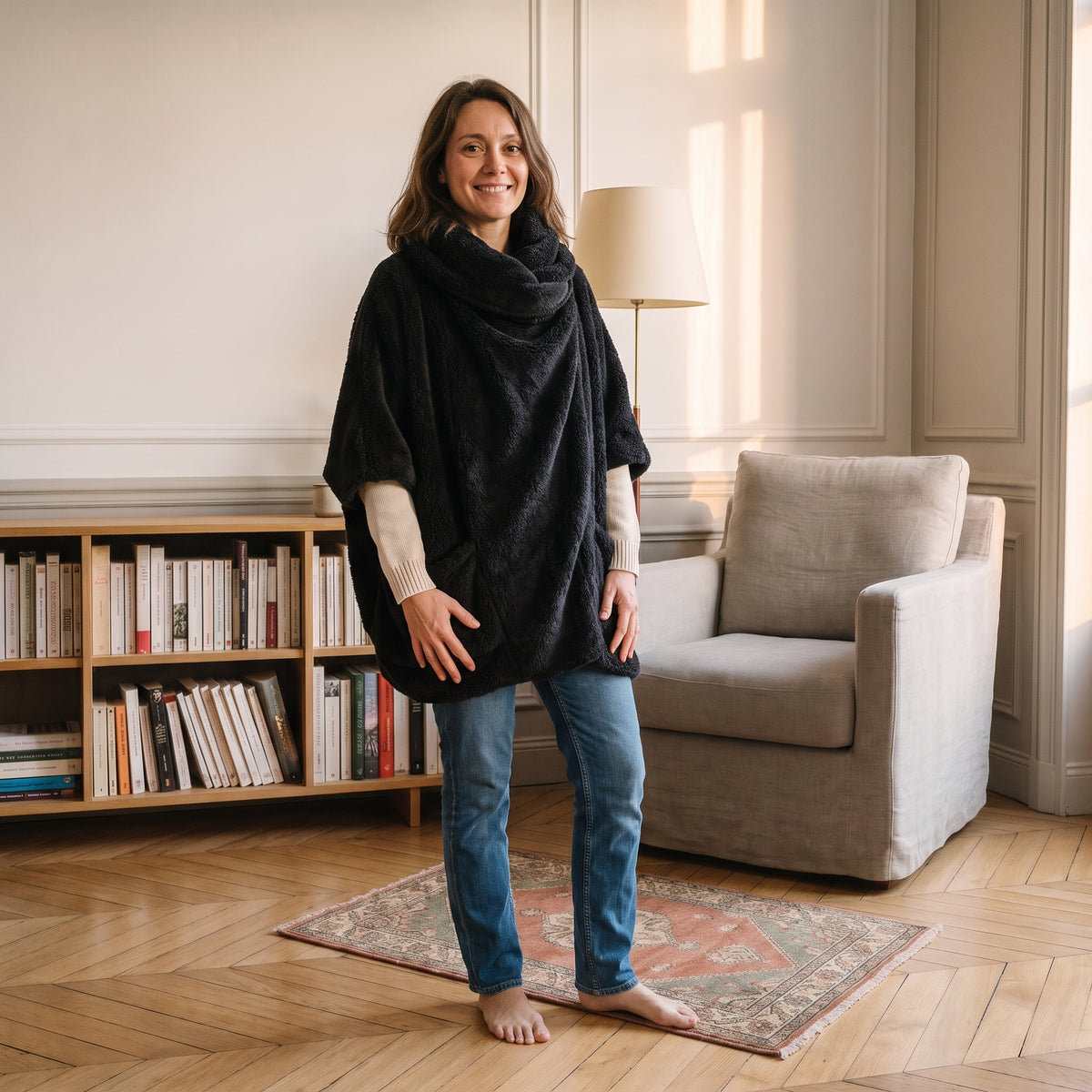 Pull-poncho en peluche à grand col châle, coloris Noir, porté