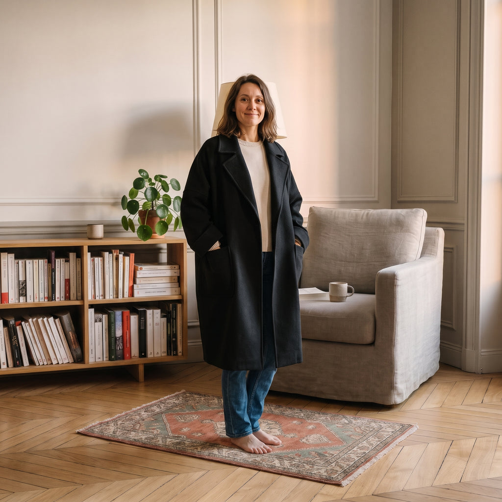 Manteau cocon très ample, coloris Noir, porté