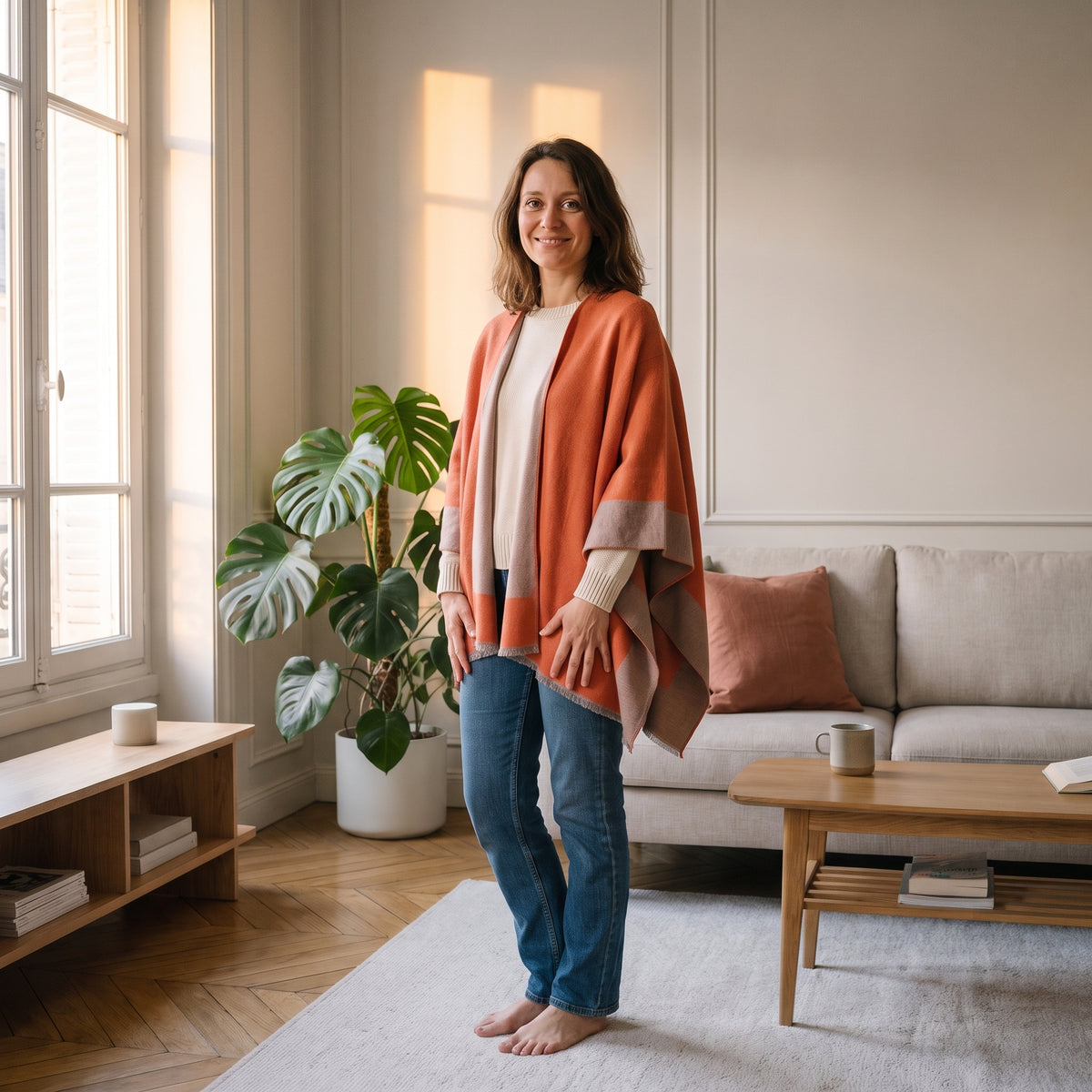 Poncho bicolore réversible, coloris Orange brique et vieux rose, porté